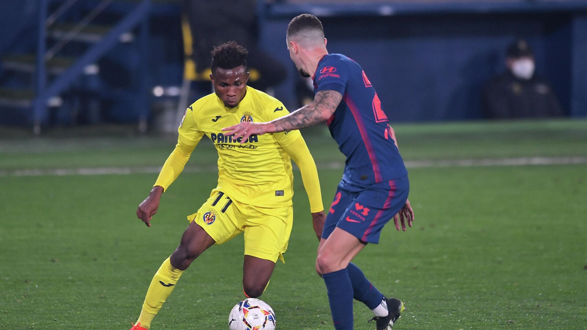 Atletico Madrid's Spanish defender Mario Hermoso (R) challenges Villarreal's Nigerian midfielder Samuel Chukwueze during the Spanish league football match between Villarreal CF and Club Atletico de Madrid at La Ceramica stadium in Vila-real on February 28, 2021. (Photo by JOSE JORDAN / AFP) - РИА Новости, 1920, 01.03.2021