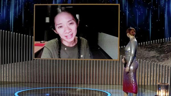 Хлои Чжао на церемонии вручения премии Золотой глобус - 2021