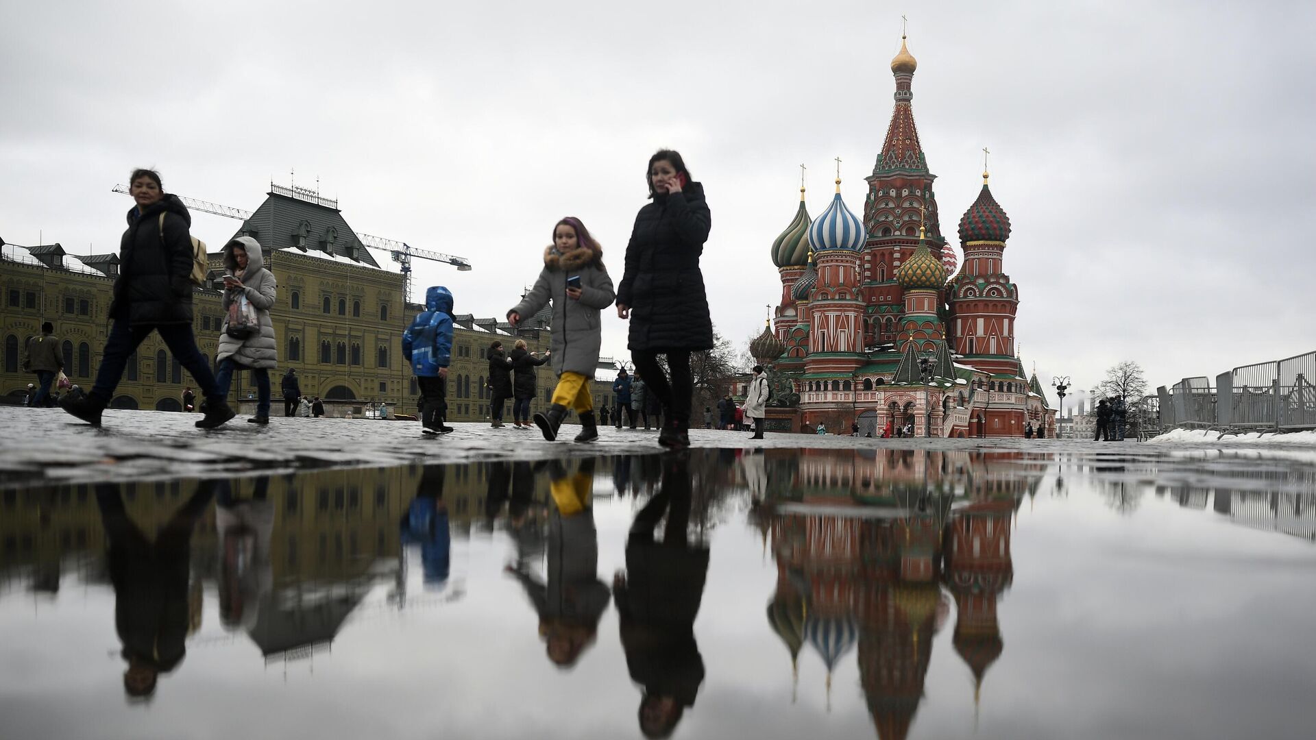 Погода москва сегодня 19 апреля. Москва в марте. Потепление в Москве. Красная площадь дождь.