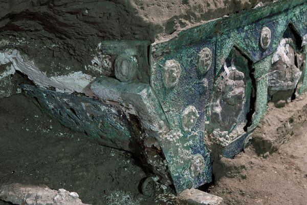 Большая четырехколесная церемониальная колесница, обнаруженная на месте древнеримского города Помпеи