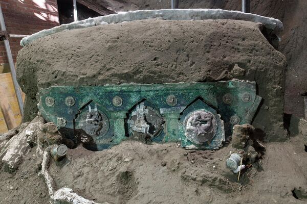 Большая четырехколесная церемониальная колесница, обнаруженная на месте древнеримского города Помпеи