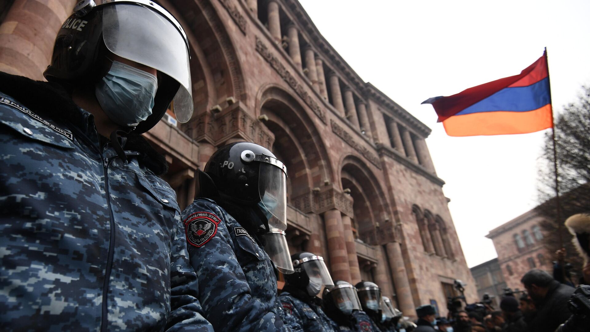 Сотрудники полиции стоят в оцеплении перед зданием правительства Армении - РИА Новости, 1920, 01.03.2021