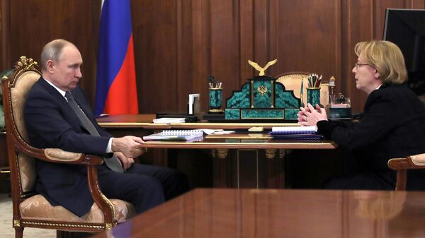 Президент РФ Владимир Путин и руководитель Федерального медико-биологического агентства (ФМБА) Вероника Скворцова во время встречи