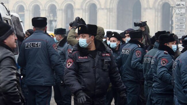 Сотрудники полиции во время акции протеста в Ереване