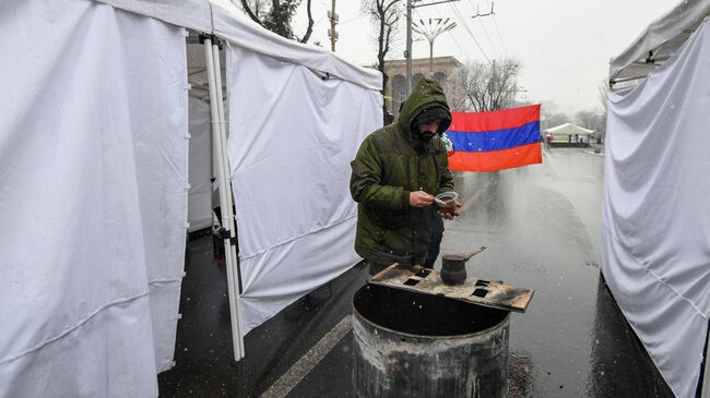 Палаточный городок на проспекте Баграмяна в центре Еревана