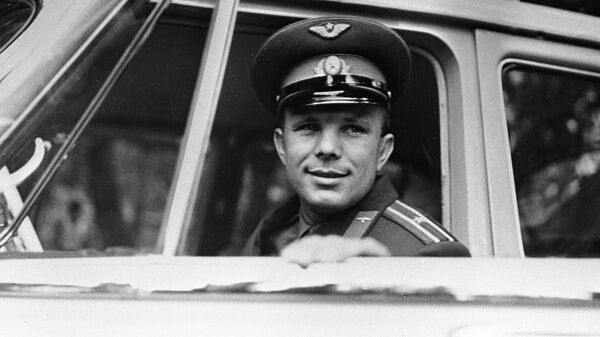 Летчик-космонавт, Герой Советского Союза Юрий Гагарин в салоне автомобиля
