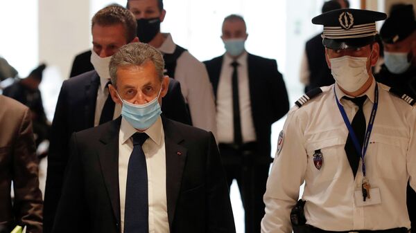 Бывший президент Франции Николя Саркози в здании суда перед вынесением приговора