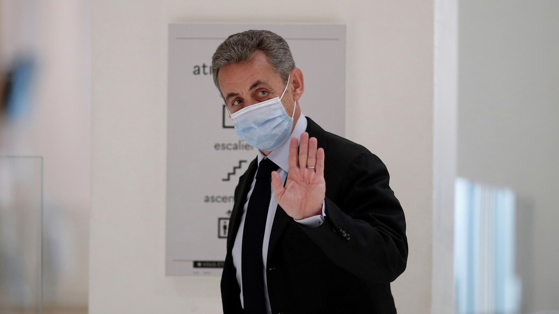 Бывший президент Франции Николя Саркози в здании суда перед вынесением приговора - РИА Новости, 1920, 01.03.2021