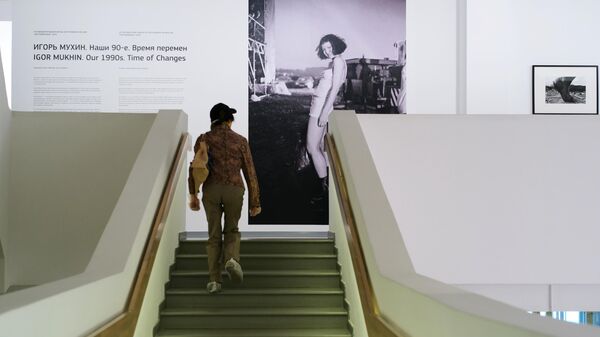 Посетительница на открытии Фотобиеннале-2020 в Мультимедиа Арт Музее (МАММ). С 16 июня московские музеи будут постепенно открываться после отмены режима самоизоляции и ослабления ограничительных мер.