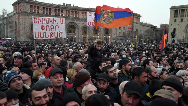 Участники акции сторонников премьер-министра Армении Никола Пашиняна в Ереване