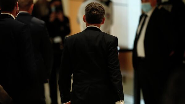Бывший президент Франции Николя Саркози выходит из здания суда в Париже 