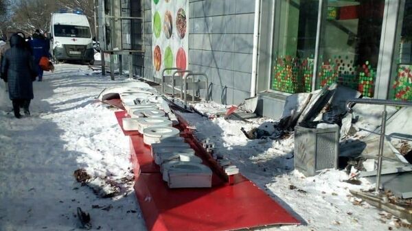 Вывеска магазина, упавшая на женщину в Нижнем Новгороде