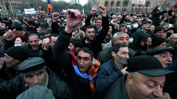 Участники акции сторонников премьер-министра Армении Н. Пашиняна в Ереване