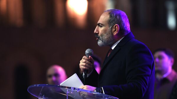 Премьер-министр Никол Пашинян выступает перед своими сторонниками в Ереване