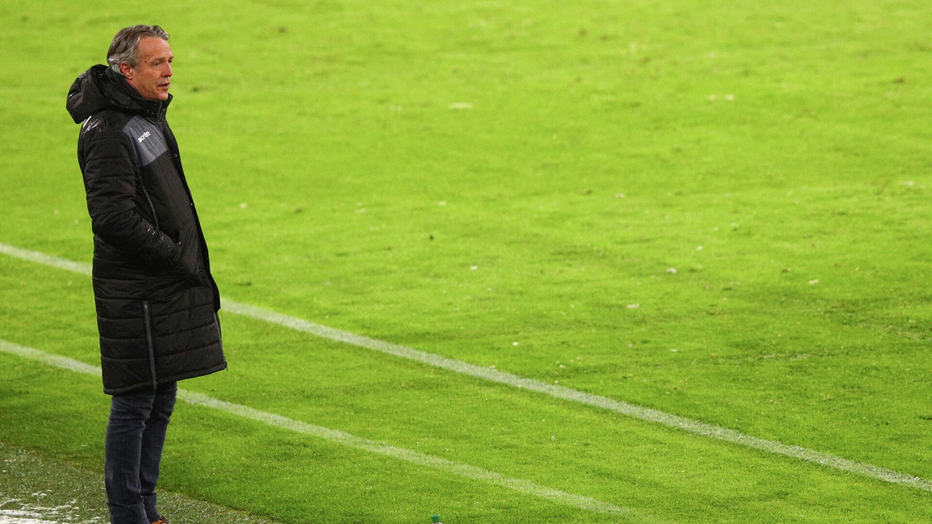 Bielefeld's German head coach Uwe Neuhaus follows the action from the sidelines during the German first division Bundesliga football match FC Bayern Munich v DSC Armenia Bielefeld in Munich, southern Germany on February 15, 2021. (Photo by ADAM PRETTY / POOL / AFP) / DFL REGULATIONS PROHIBIT ANY USE OF PHOTOGRAPHS AS IMAGE SEQUENCES AND/OR QUASI-VIDEO - РИА Новости, 1920, 01.03.2021