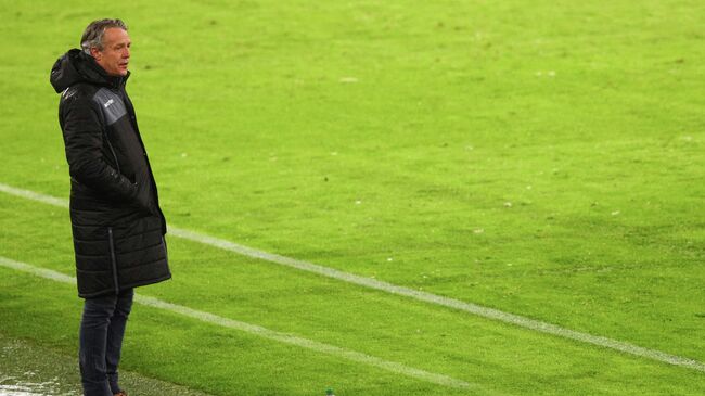 Bielefeld's German head coach Uwe Neuhaus follows the action from the sidelines during the German first division Bundesliga football match FC Bayern Munich v DSC Armenia Bielefeld in Munich, southern Germany on February 15, 2021. (Photo by ADAM PRETTY / POOL / AFP) / DFL REGULATIONS PROHIBIT ANY USE OF PHOTOGRAPHS AS IMAGE SEQUENCES AND/OR QUASI-VIDEO