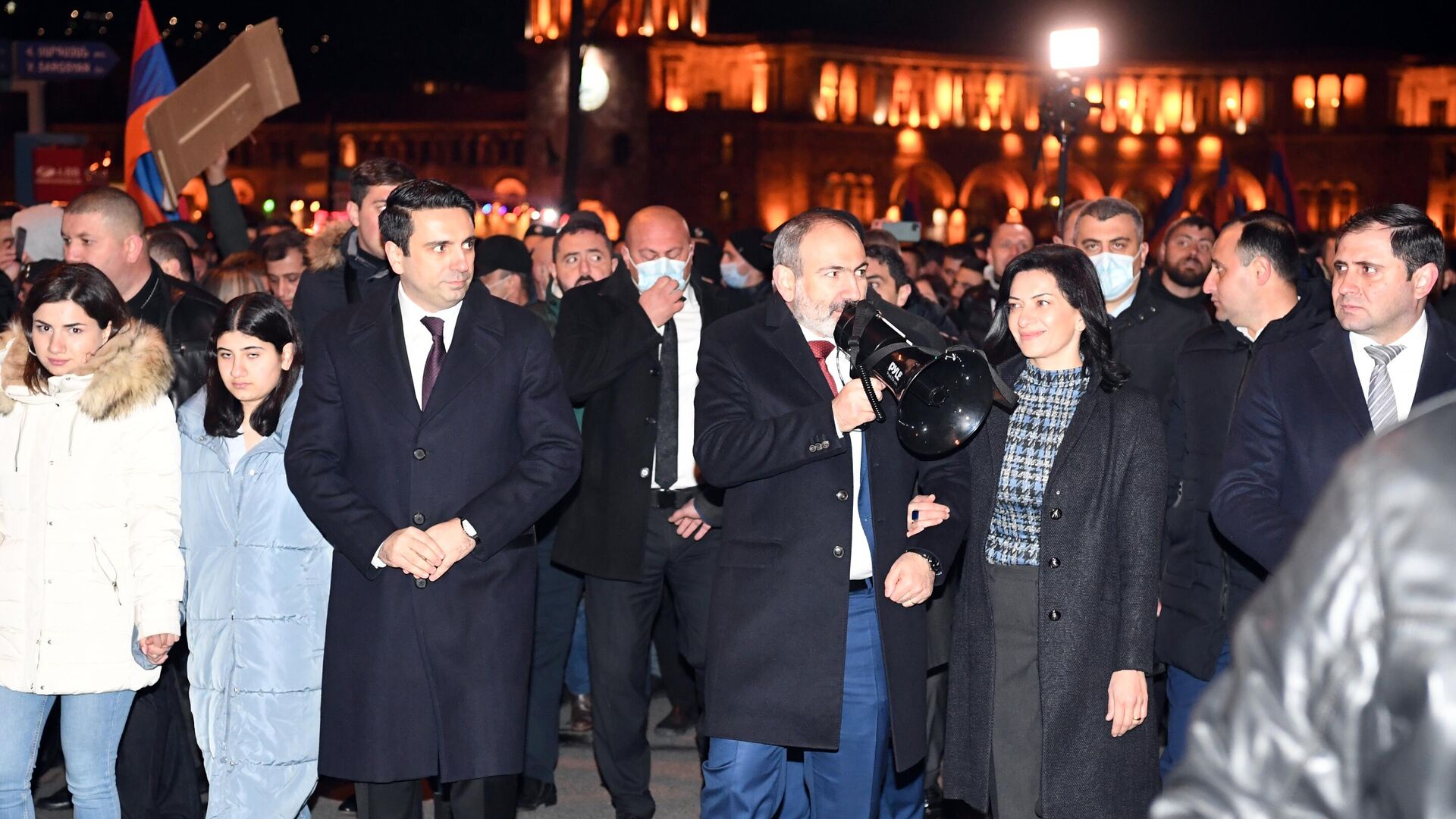 Премьер-министр Никол Пашинян во время акции своих сторонников в Ереване - РИА Новости, 1920, 01.03.2021