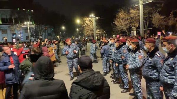 Полиция встала между митингующими противниками и колонной во главе с Пашиняном