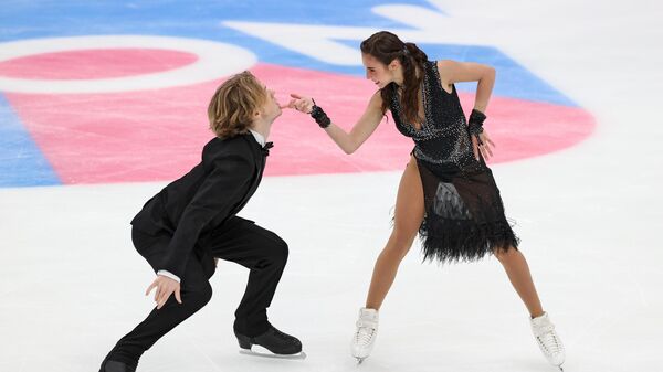 Диана Дэвис и Глеб Смолкин выступают в ритмическом танце в финале Кубка России по фигурному катанию в Москве.