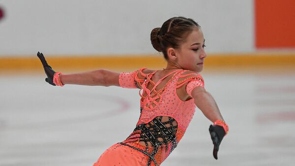 Софья Акатьева в короткой программе на I этапе Кубка России - Ростелеком по фигурному катанию в Сызрани.