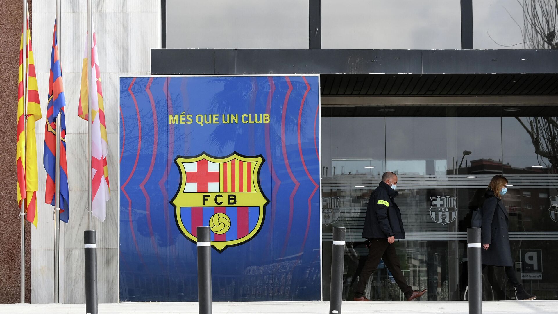 Deputy Chief of the Criminal Investigation Division of Catalan regional police forces Mossos d'Esquadra, Marta Fernandez (R) leaves the offices of Barcelona Football Club on March 01, 2021 in Barcelona during a police operation inside the building. -  (Photo by LLUIS GENE / AFP) - РИА Новости, 1920, 01.03.2021
