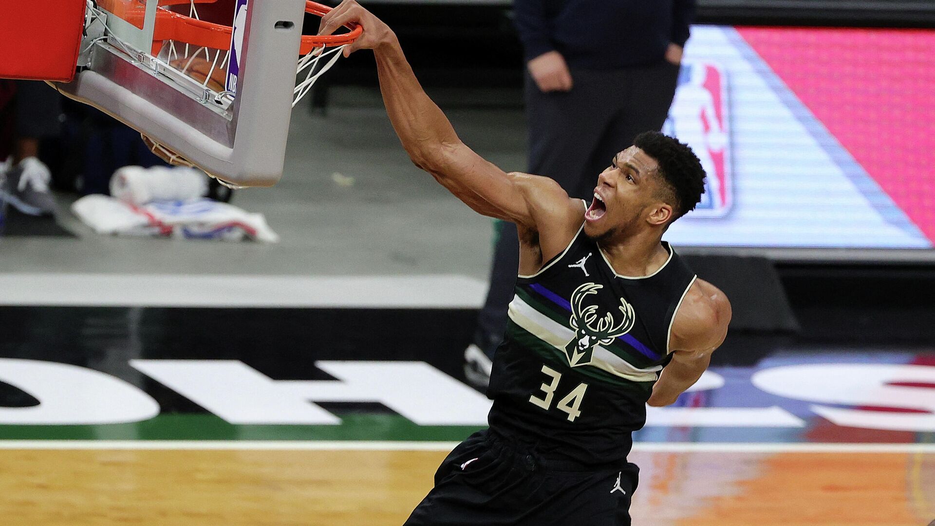 MILWAUKEE, WISCONSIN - FEBRUARY 28: Giannis Antetokounmpo #34 of the Milwaukee Bucks dunks during the second half of a game against the LA Clippers at Fiserv Forum on February 28, 2021 in Milwaukee, Wisconsin. NOTE TO USER: User expressly acknowledges and agrees that, by downloading and or using this photograph, User is consenting to the terms and conditions of the Getty Images License Agreement.   Stacy Revere/Getty Images/AFP (Photo by Stacy Revere / GETTY IMAGES NORTH AMERICA / Getty Images via AFP) - РИА Новости, 1920, 02.03.2021