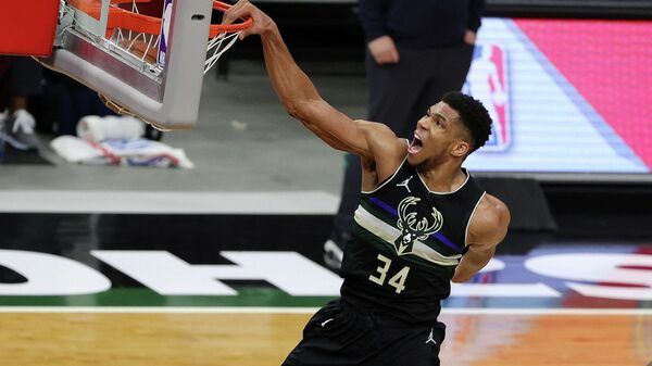 MILWAUKEE, WISCONSIN - FEBRUARY 28: Giannis Antetokounmpo #34 of the Milwaukee Bucks dunks during the second half of a game against the LA Clippers at Fiserv Forum on February 28, 2021 in Milwaukee, Wisconsin. NOTE TO USER: User expressly acknowledges and agrees that, by downloading and or using this photograph, User is consenting to the terms and conditions of the Getty Images License Agreement.   Stacy Revere/Getty Images/AFP (Photo by Stacy Revere / GETTY IMAGES NORTH AMERICA / Getty Images via AFP)