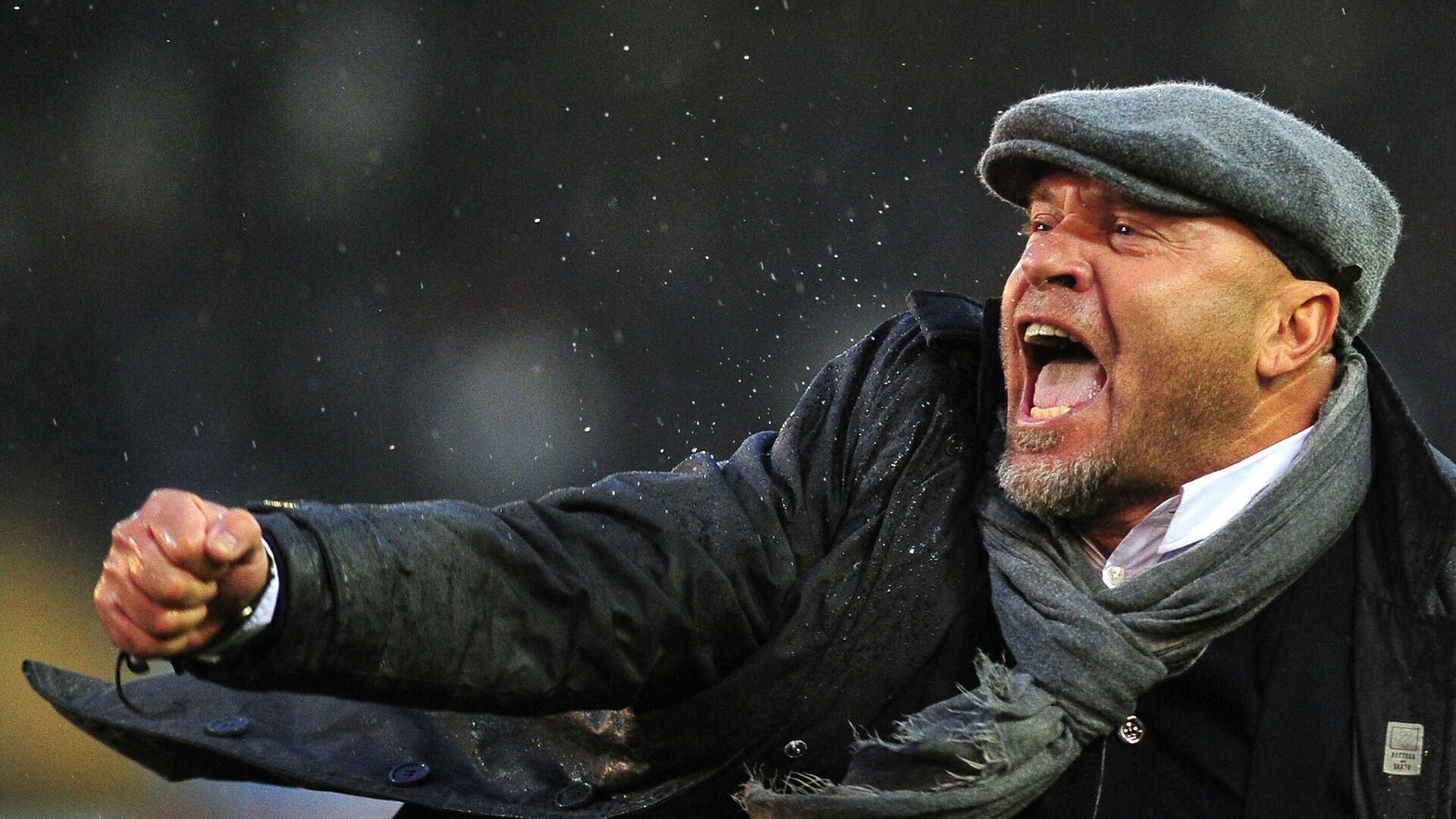 Lecce's coach Serse Cosmi celebrates at the end of the italian serie A football match Lecce vs InterMilan at Via del Mare stadium in Lecce on January 29, 2012. Lecce won the match 1-0.  AFP PHOTO / ALBERTO PIZZOLI (Photo by ALBERTO PIZZOLI / AFP) - РИА Новости, 1920, 02.03.2021