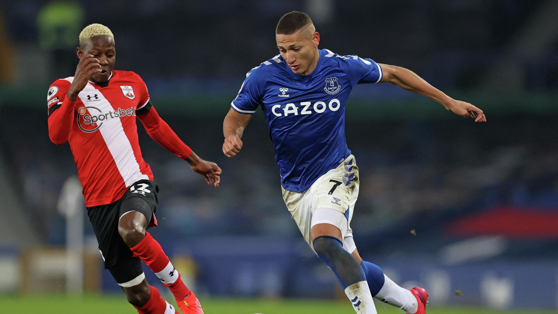 Southampton's Malian midfielder Moussa Djenepo (L) vies with Everton's Brazilian striker Richarlison (R) during the English Premier League football match between Everton and Southampton at Goodison Park in Liverpool, north west England on March 1, 2021. (Photo by Clive Brunskill / POOL / AFP) / RESTRICTED TO EDITORIAL USE. No use with unauthorized audio, video, data, fixture lists, club/league logos or 'live' services. Online in-match use limited to 120 images. An additional 40 images may be used in extra time. No video emulation. Social media in-match use limited to 120 images. An additional 40 images may be used in extra time. No use in betting publications, games or single club/league/player publications. /  - РИА Новости, 1920, 02.03.2021