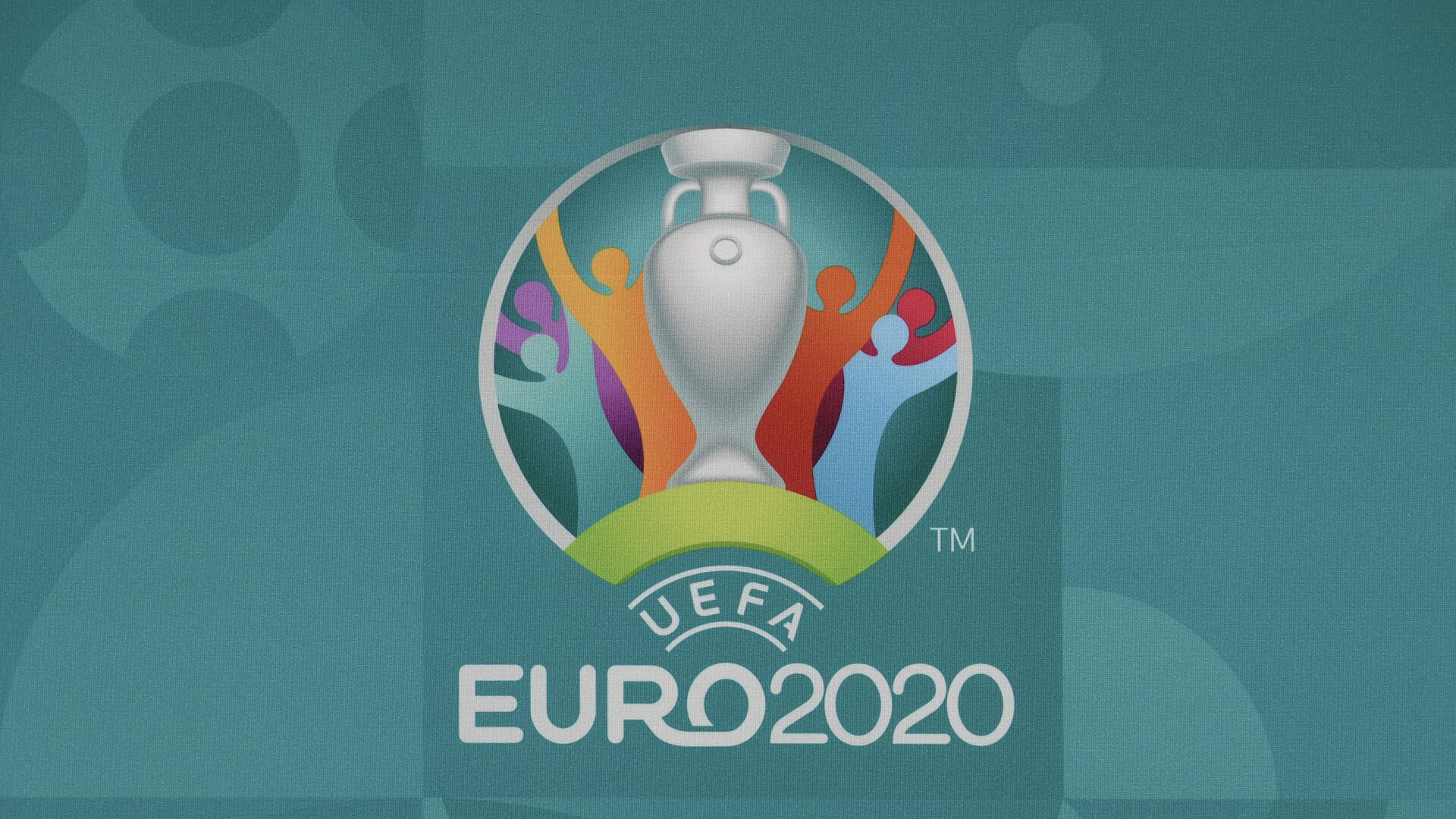 This picture taken on November 30, 2019, in Bucharest, Romania, shows the logo of the European Football Championship 2020 ahead of the UEFA Euro 2020 Final Draw Ceremony. - Bucharest will host the UEFA Euro 2020 draw on November 30, 2019 and host matches in the summer tournament but doubts have arisen on the progress of the construction work. (Photo by Fabrice COFFRINI / AFP) - РИА Новости, 1920, 02.03.2021