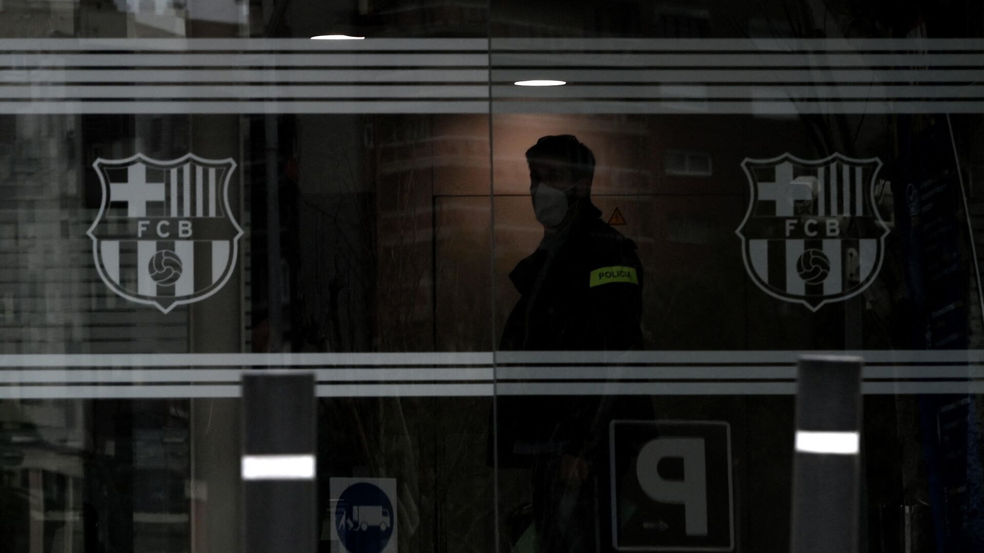 A policeman stands in the offices of the Barcelona Football Club on March 01, 2021 in Barcelona during a police operation inside the building. - Police raided the offices of FC Barcelona on March 01, 2021, carrying out several arrests just six days ahead of the club's presidential elections, a Catalan regional police spokesman told AFP. Spain's Cadena Ser radio said one of those arrested was former club president Josep Maria Bartomeu, who resigned in October, along with CEO Oscar Grau and the club's head of legal services. (Photo by LLUIS GENE / AFP) - РИА Новости, 1920, 02.03.2021