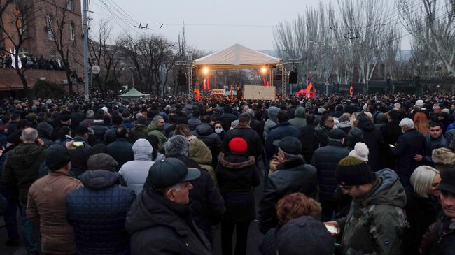 Участники акции протеста оппозиции с требованием отставки премьер-министра Армении Никола Пашиняна на проспекте Баграмяна в Ереване