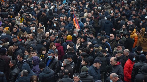 Участники акции протеста оппозиции с требованием отставки премьер-министра Армении Никола Пашиняна на проспекте Баграмяна в Ереване