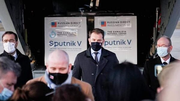 Премьер-министр Словакии Игор Матович в аэропорту города Кошице, куда доставлена первая партия российской вакцины от коронавируса Спутник V