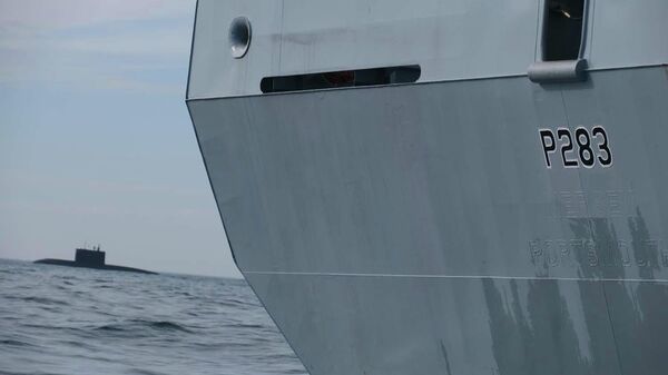 Патрульный корабль ВМС Великобритании HMS Mersey отслеживает российскую подводную лодку в Ла-Манше