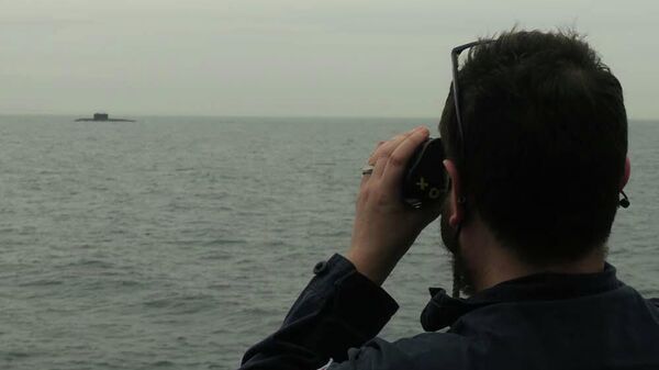 Патрульный корабль ВМС Великобритании HMS Mersey отслеживает российскую подводную лодку в Ла-Манше