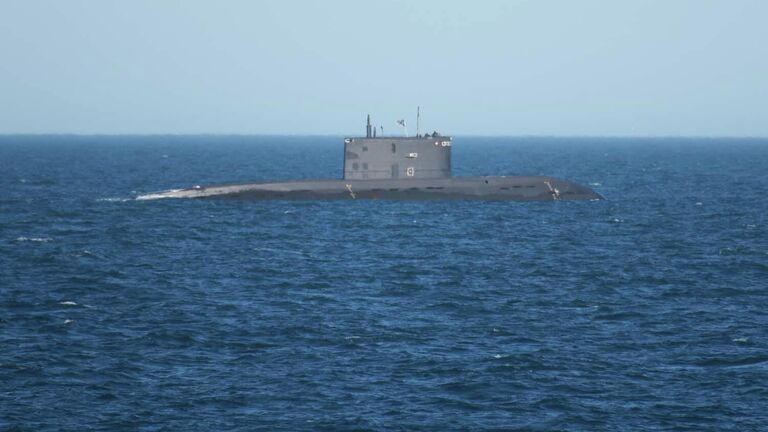 Патрульный корабль ВМС Великобритании HMS Mersey отслеживает российскую подводную лодку в Ла-Манше