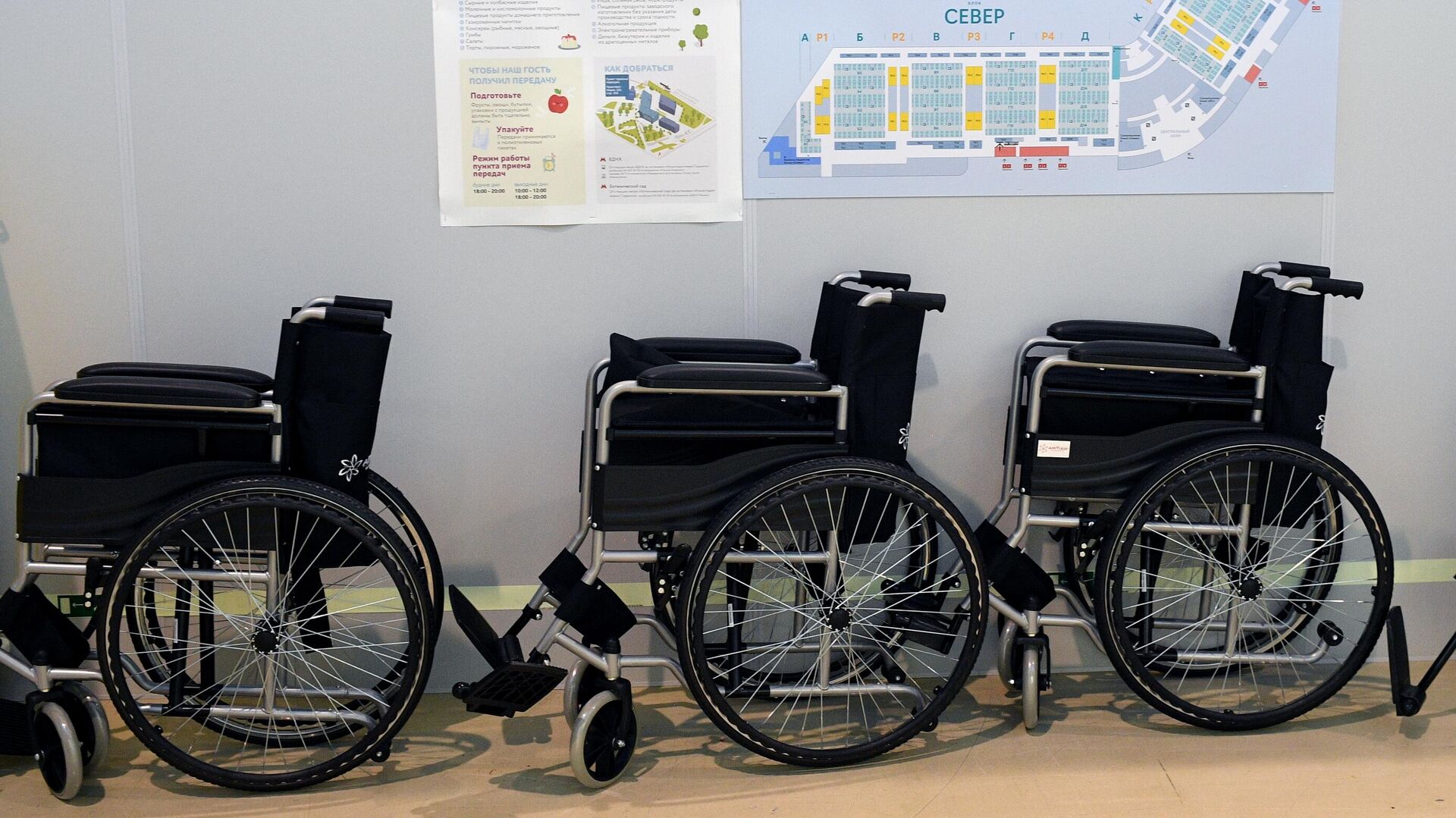 Инвалидные коляски во временном госпитале на ВДНХ - РИА Новости, 1920, 26.04.2022