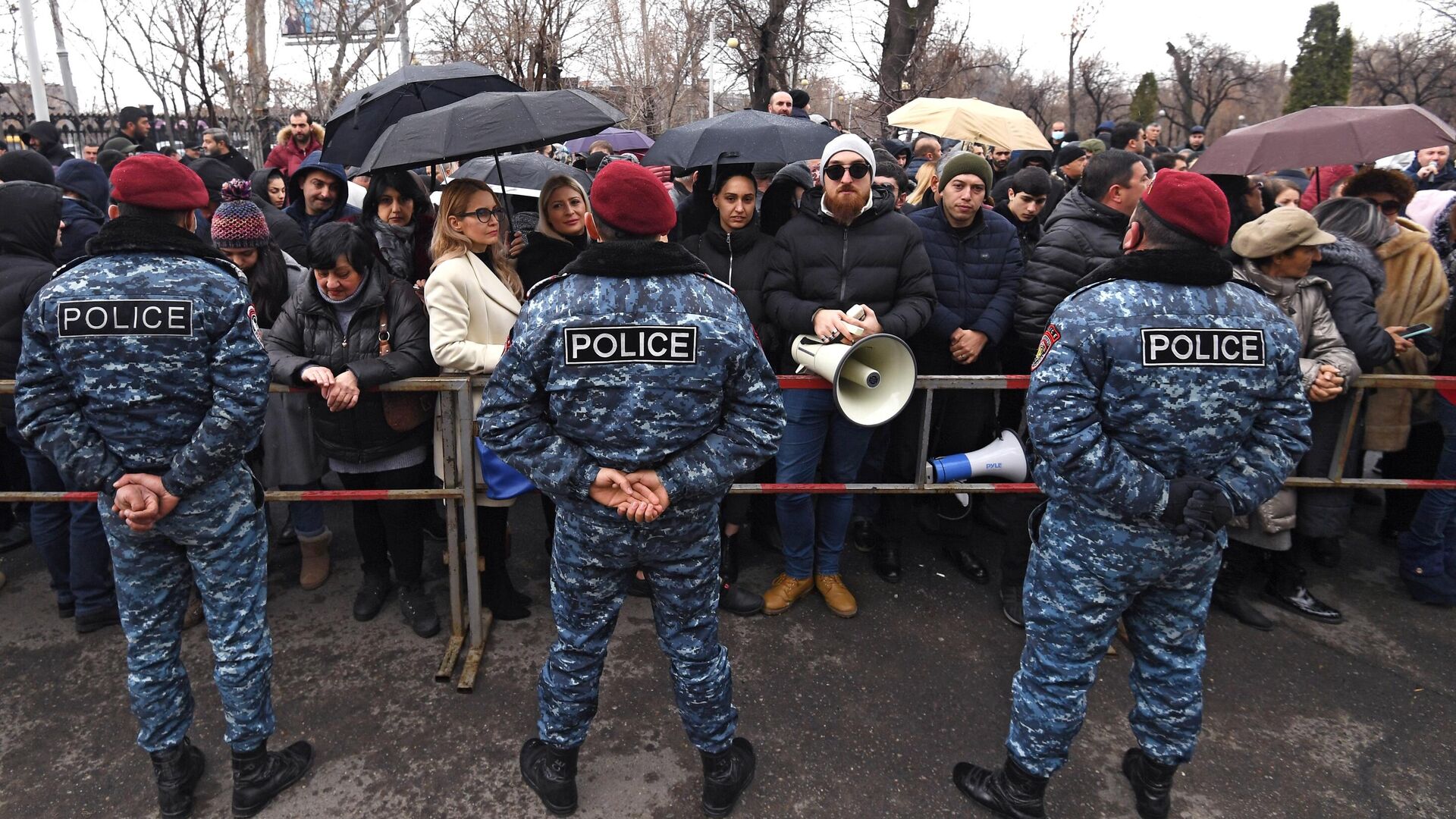 Сторонники экс-президента Армении Роберта Кочаряна перед зданием суда, где проходит заседание по делу 1 марта - РИА Новости, 1920, 02.03.2021