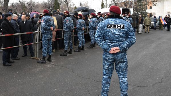 Сторонники экс-президента Армении Роберта Кочаряна перед зданием суда, где проходит заседание по делу 1 марта