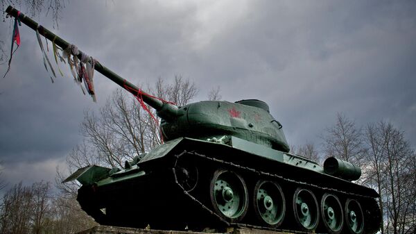 Глава МИД Эстонии призвал убрать танк-памятник в Нарве в течение месяца