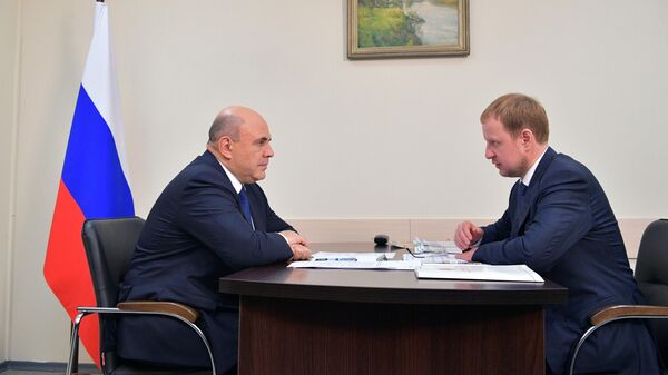 Председатель правительства РФ Михаил Мишустин и губернатор Алтайского края Виктор Томенко во время встречи