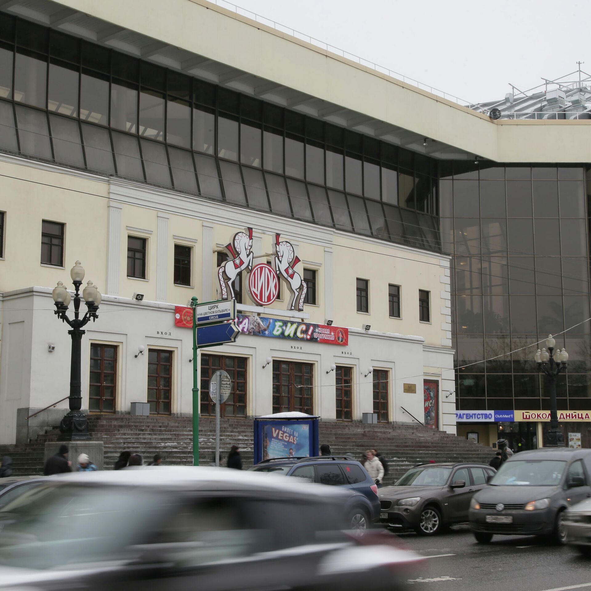 Возле цирка. Парковки у цирка Никулина на Цветном бульваре. Парковка у цирка Никулина на Цветном. Парковка у цирка на Цветном бульваре 2020. Парковка возле цирка Никулина на Цветном.