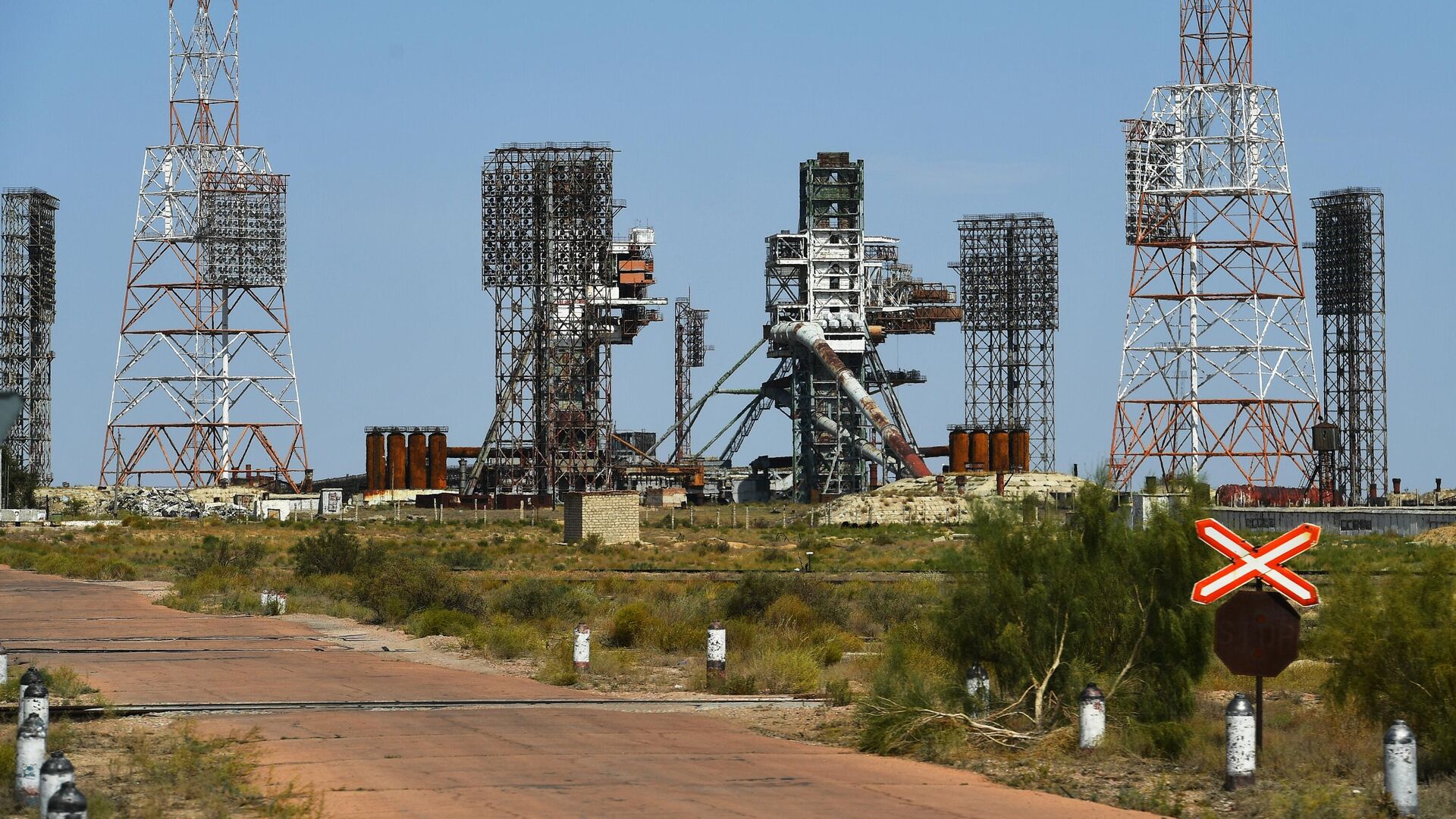 Универсальный комплекс старт-стенд (УКСС) 17П31 для ракеты-носителя Энергия на космодроме Байконур - РИА Новости, 1920, 09.04.2021