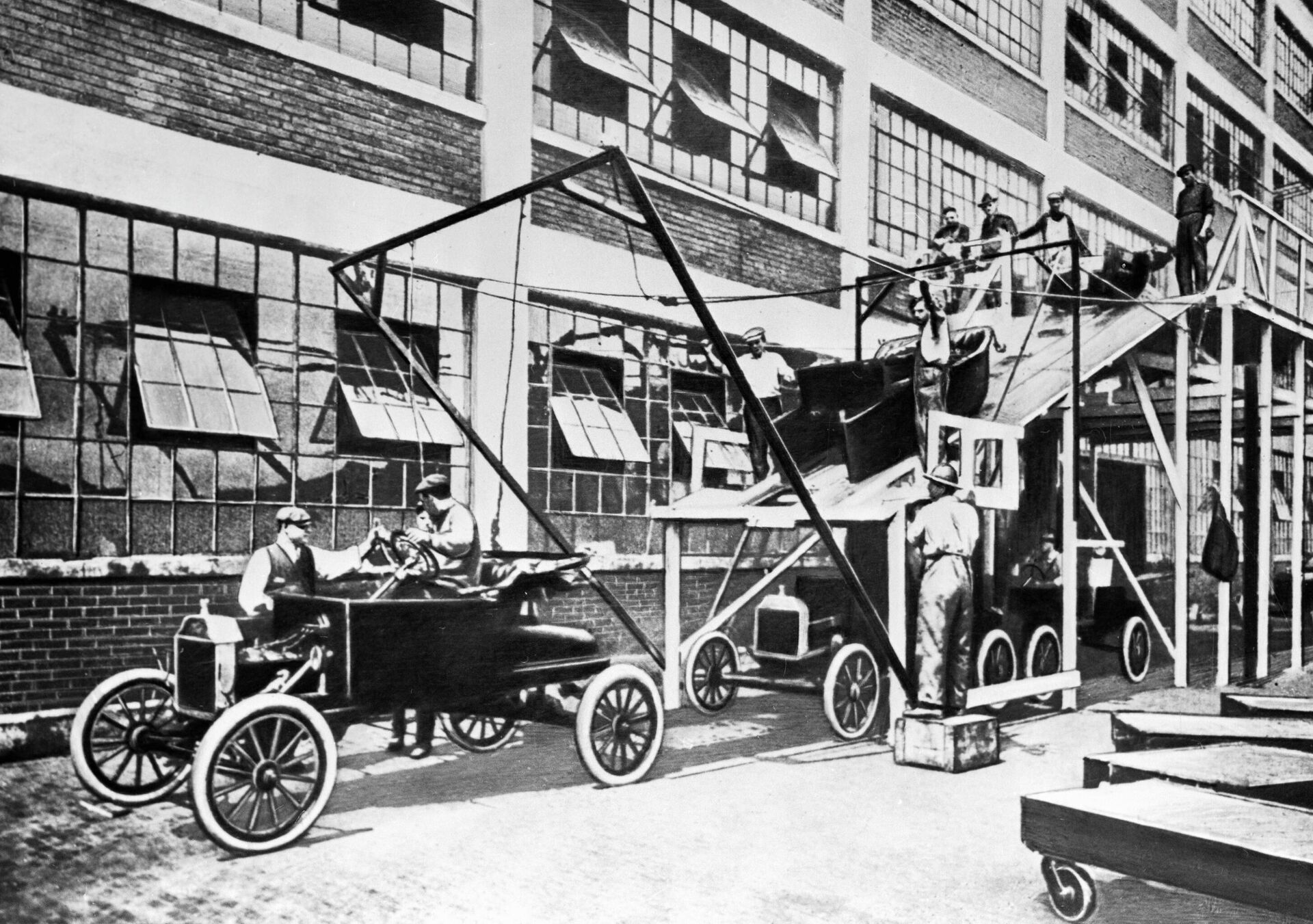 Рабочие собирают легковые автомобили на заводе Форда. - РИА Новости, 1920, 20.09.2021