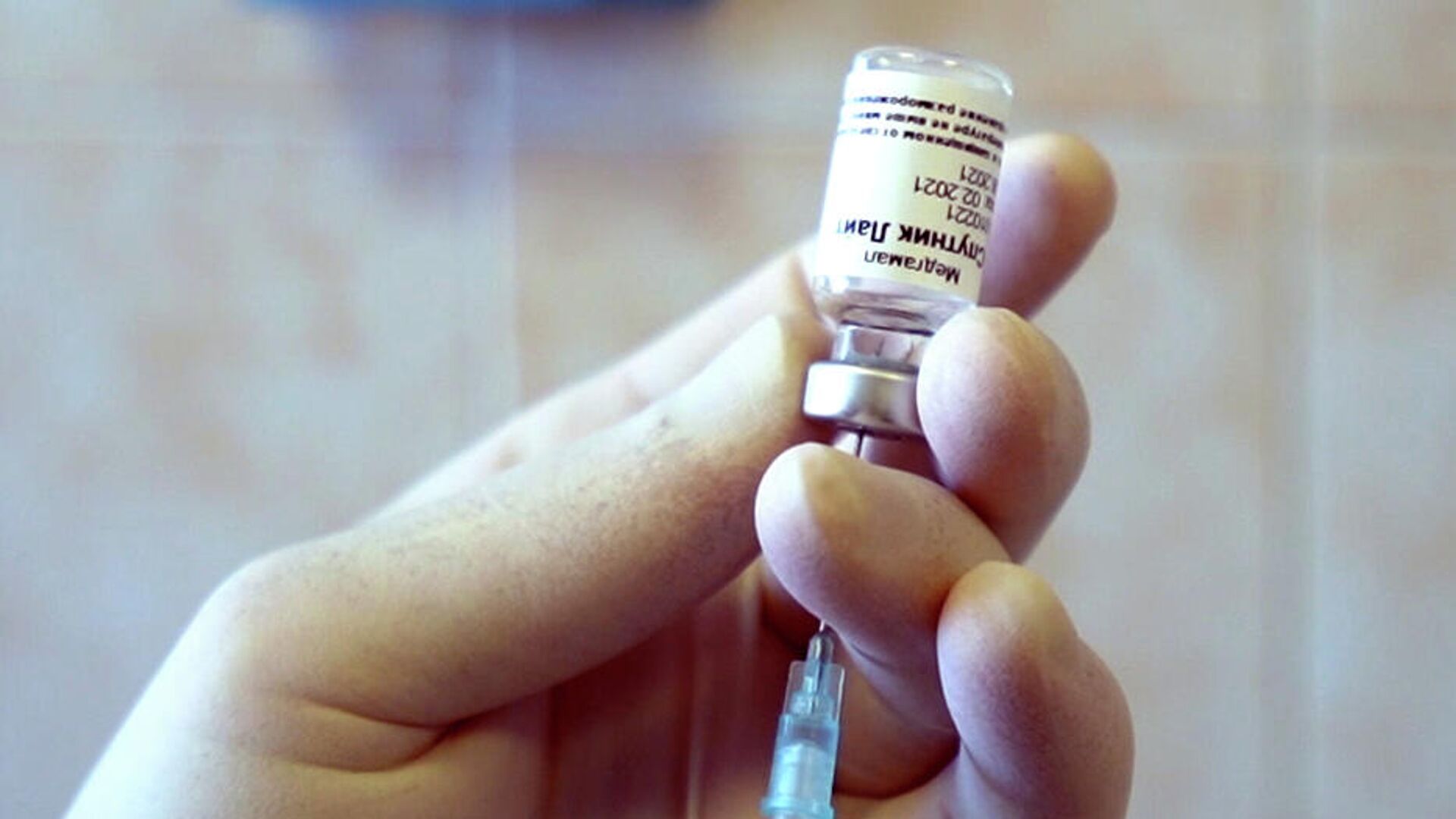 Медицинский работник держит контейнер с вакциной Спутник Лайт во время клинических исследований - РИА Новости, 1920, 29.03.2021