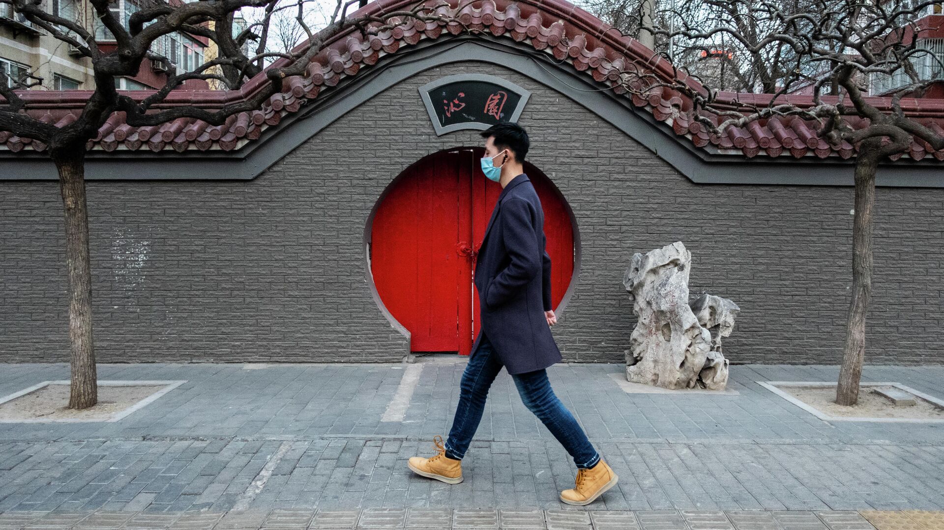 Мужчина на одной из улиц через год после начала пандемии в Пекине - РИА Новости, 1920, 07.03.2021