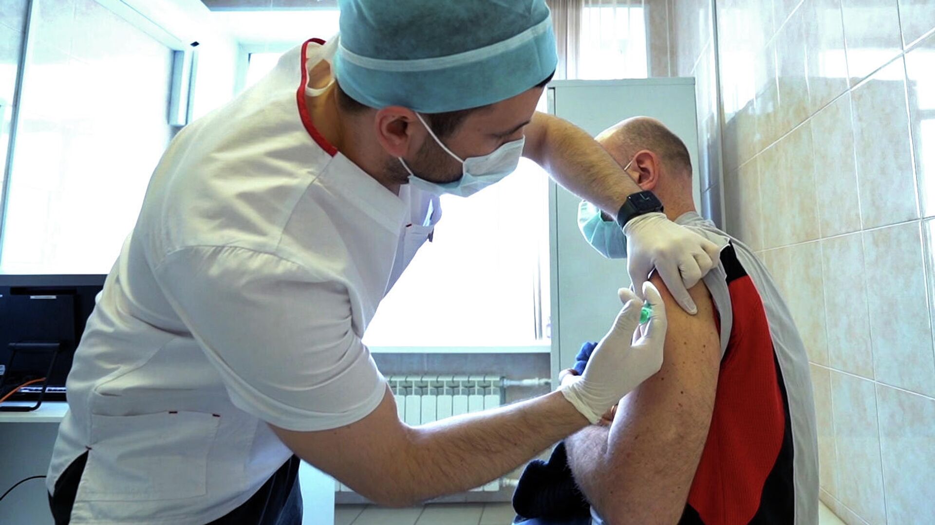 Медицинский работник вводит вакцину Спутник Лайт добровольцу во время клинических исследований - РИА Новости, 1920, 05.03.2021
