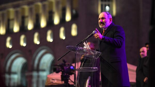 Премьер-министр Армении Никол Пашинян выступает перед своими сторонниками в Ереване