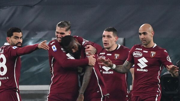 Torino's Cameroon defender Nicolas Nkoulou (C) celebrates with teammates after scoring a try during the Italian Serie A football match Juventus vs Torino on December 5, 2020 at Allianz Stadium in Turin. (Photo by Andreas SOLARO / AFP)